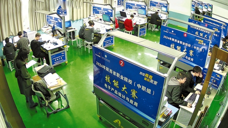 韩城市职业中等专业学校赛点，选手参加电子产品设计与应用比赛。通讯员 许阳 摄