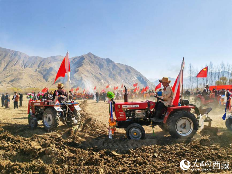 西藏农业发展已实现机械化。人民网 李海霞摄