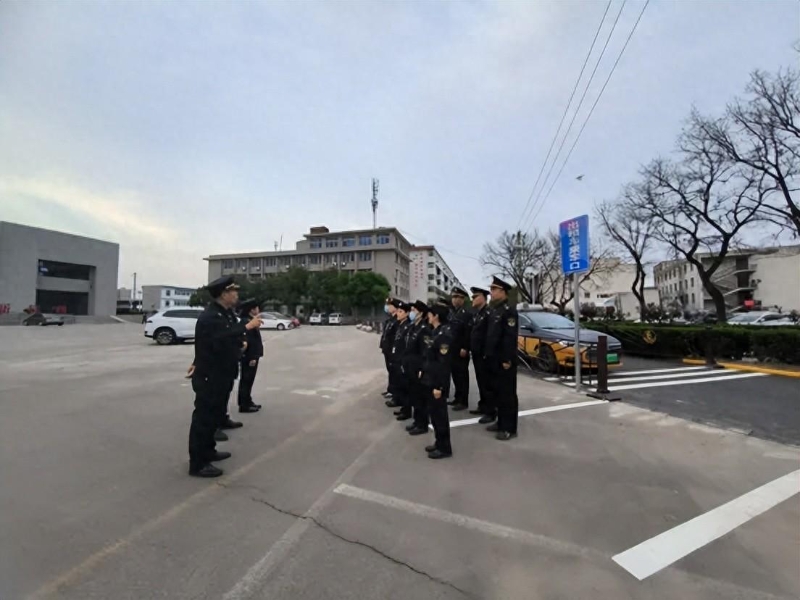 韩城市交通运输综合执法大队全力保障火车站出租车行车通道运行顺畅。